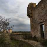 C'� anche un balconcino da cui poter osservare la campagna circostante, ma decidiamo di ammirare il panorama da una posizione pi� privilegiata
